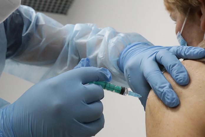 Nemokamai nuo gripo gali būti skiepijami visi gydymo įstaigų darbuotojai, ne tik medikai