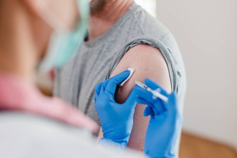 Gripo vakcinos pristatytos visoms gydymo įstaigoms: rizikos grupių gyventojai jau gali skiepytis nemokamai