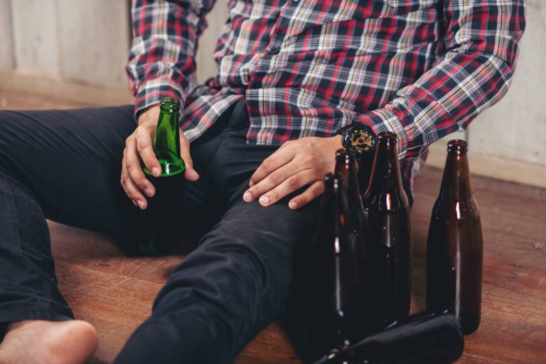 Nuolat vartojant daug alkoholio kyla rizika susirgti itin pavojingu vėžiu