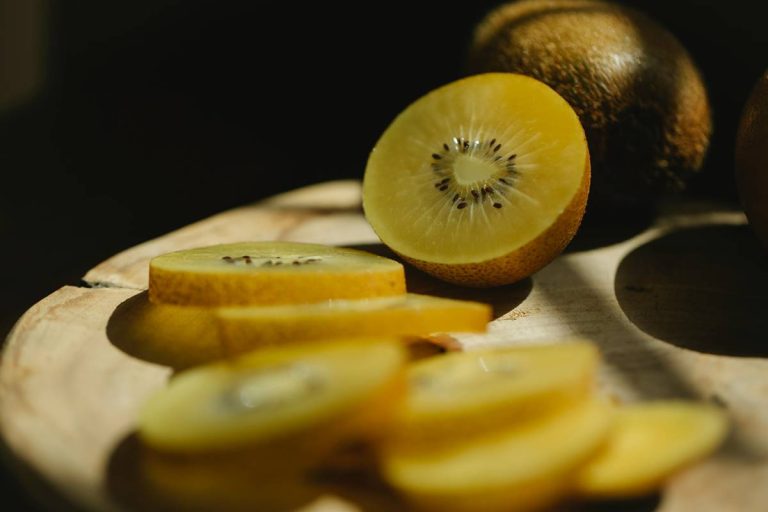 Norisi daugiau vitaminų kasdien? Geltonųjų kivių salotos per 10 minučių