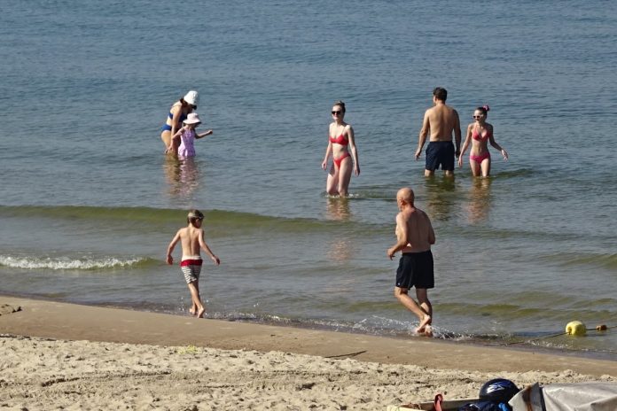 Žmonės maudosi jūroje Palangoje – vaistininkė primena apie ausų uždegimo riziką po maudynių