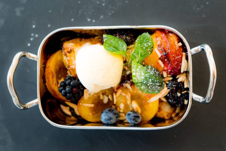 Ant grotelių keptų nektarinų salotos su burrata: restorano vertas patiekalas, kurį paruošite per 15 minučių